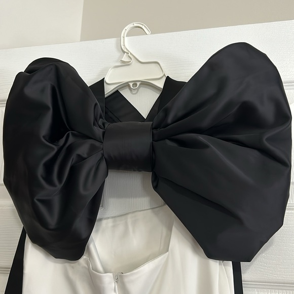 Moda Glam ANGELINA TWO-TONE OVERSIZED BOW GOWN - Picture 8 of 11